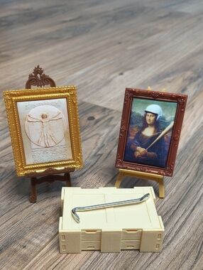 Zuru Mini Brands Masterpieces Mona Lisa Spoof and Vitruvian Man